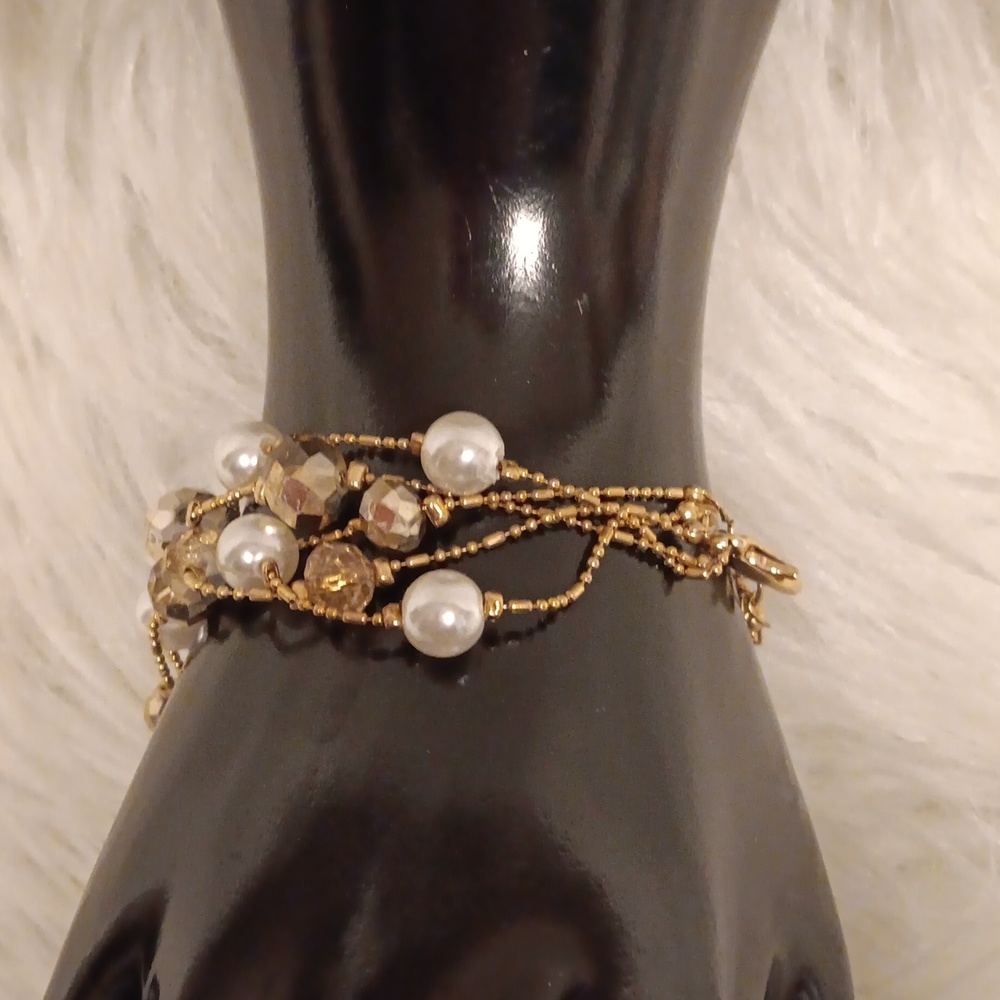 Elegant Gold and Pearl Bracelet - Picture 3 of 4